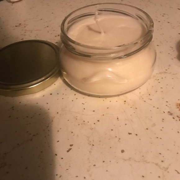 Vanilla scented 6.5 oz glass jar with a gold lid - Picture 1 of 2